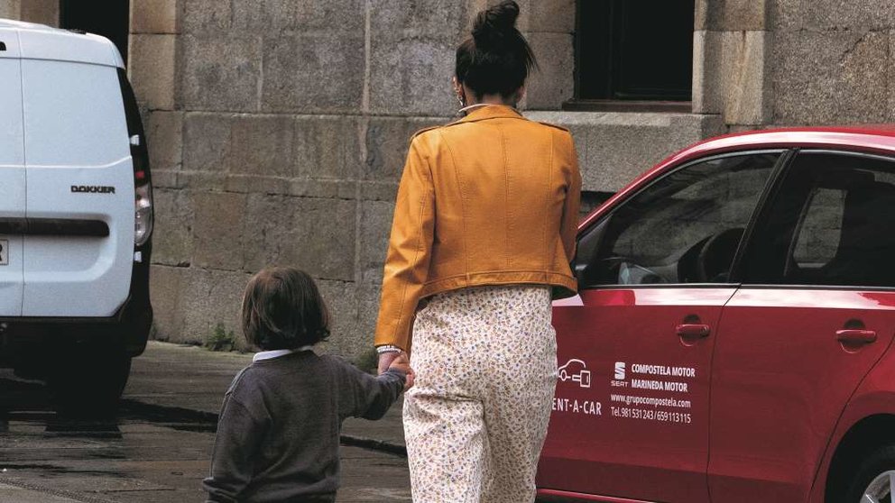 Unha nai acompaña o seu fillo no primeiro día do curso escolar, nesta quinta feira, en Compostela (Foto: Arxina).