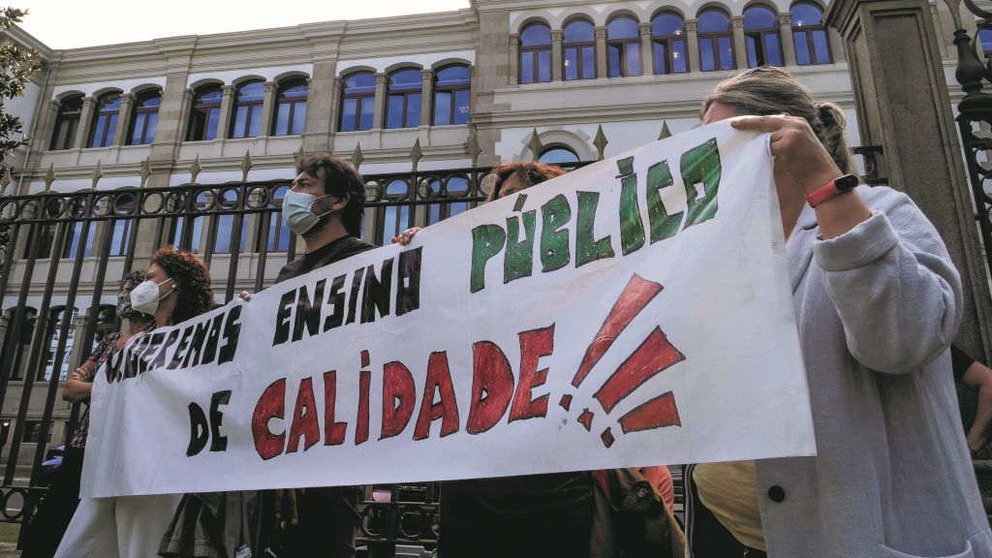 Concentración de Anpas Galegas e CIG-Ensino contra os recortes de Educación (Foto: Arxina).