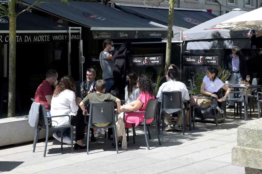 Un grupo de persoas nunha terraza dun bar na Coruña, onde en exteriores a capacidade está a 100% na actualidade.