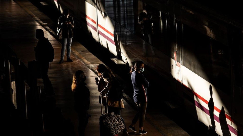 Pasaxeiros agardan para subir a un tren de Renfe durante a última folga (Foto: Alejandro Martínez Vélez/Europa Press).