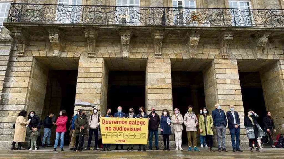 Representantes de A Mesa e do Concello de Compostela nun acto polo galego no audiovisual. (Foto: Nós Diario)