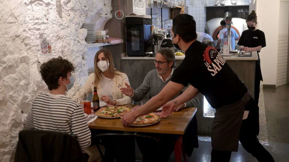Unhas persoas cean nun restaurante da Coruña o pasado mes de abril. (Foto: M. Dylan / Europa Press)