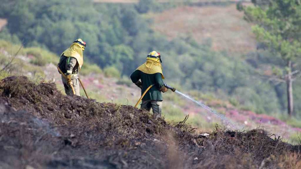 Bombeiros sufocan un incendio en Navia de Suarna, o pasado ano (Foto: Carlos Castro / Europa Press).