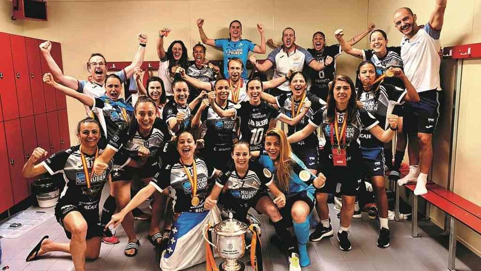 O equipo posa co seu último título de Liga, acadado na tempada 20202021. (Foto Burela FS)