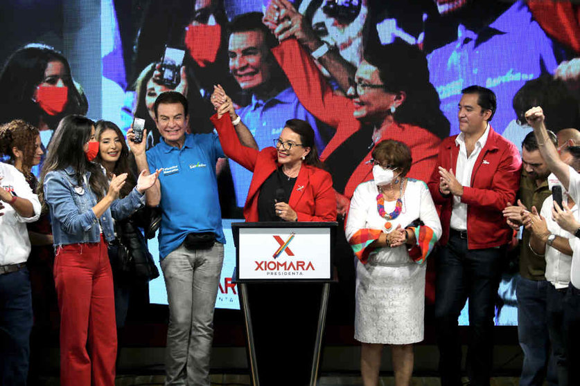 A candidata do Partido Liberdade e Refundación (Libre), Xiomara Castro (no centro) celebra os primeiros resultados das presidenciais. (Foto: Délmer Membreño / dpa)