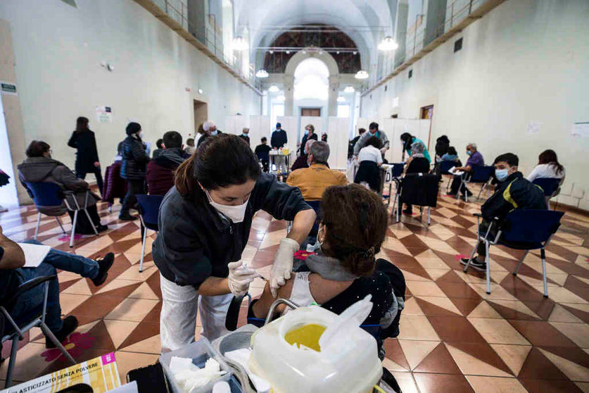 Vacinación en Italia. (Angelo Carconi / Zuma Press / dpa)