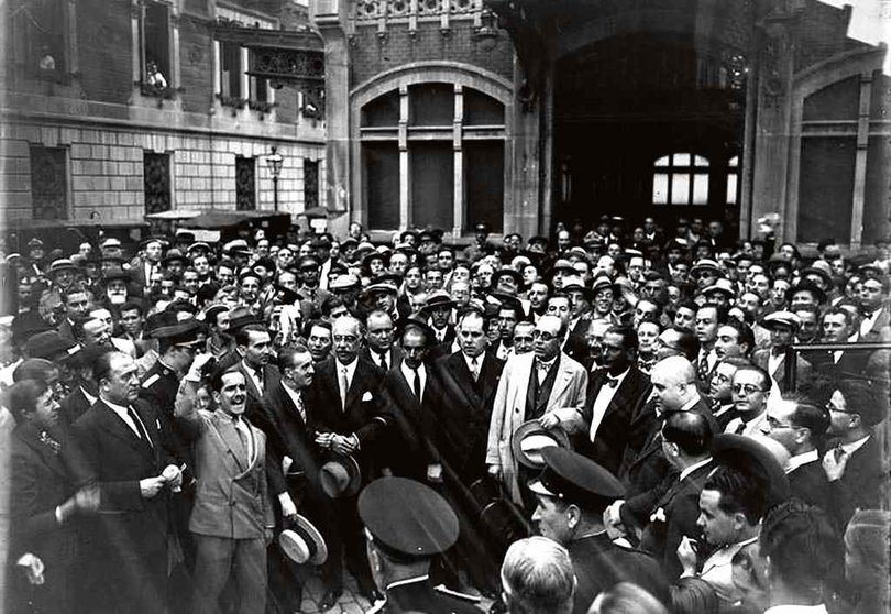 Recibimento de Pere Comas, en nome da Generalitat de Catalunya, aos deputados galegos Castelao e Ramón Otero Pedraio o 20 de xullo de 1931. Fotografía tomada na parada do Paseo de Gracia (Barcelona).