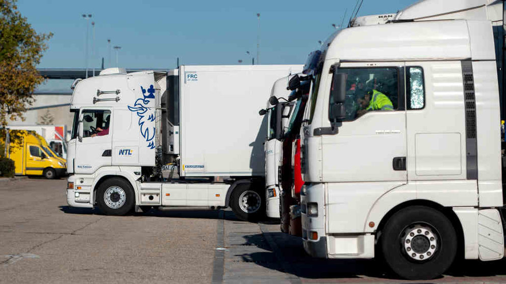 Varios camións agardando nunha central loxística de transporte (Alberto Ortega / Europa Press).