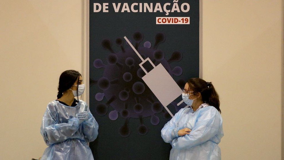 Sanitarias nun centro de vacinación da Covid en Portugal. (Foto: Pedro Fiuza / ZUMA / DPA)