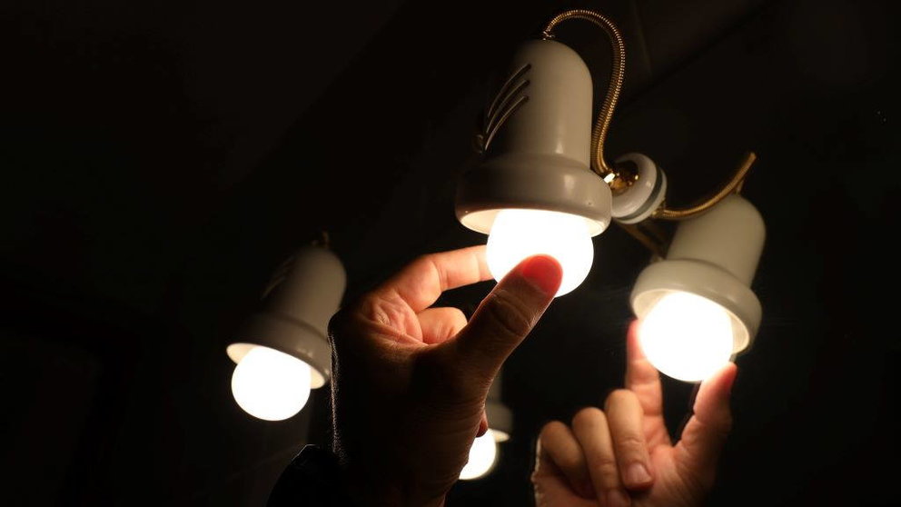Unha persoa muda unha lámpada. (Foto: Marta Fernández / Europa Press)