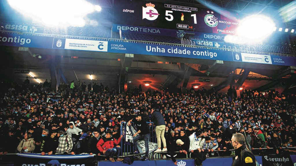 Riazor foi unha festa no partido de ida da eliminatoria contra uns visitantes que caeron goleados por un contundente 5-1.   (Foto: RC Deportivo).