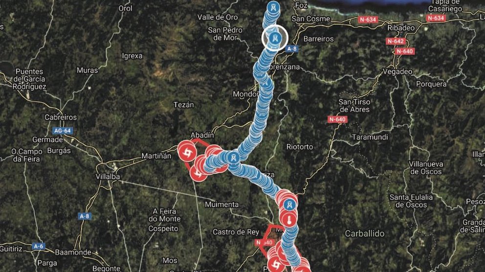 Aeroxeradores en vermello e liñas de evacuación en azul dos parques eólicos de Boura, Ventisca e Monzón. (Foto: Plataforma Monfero di Non)
