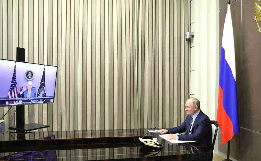 O presidente dos Estados Unidos, Joe Biden, e o mandatario ruso, Vladimir Putin, ao comezo da xuntanza. (Foto: Kremlin / dpa)