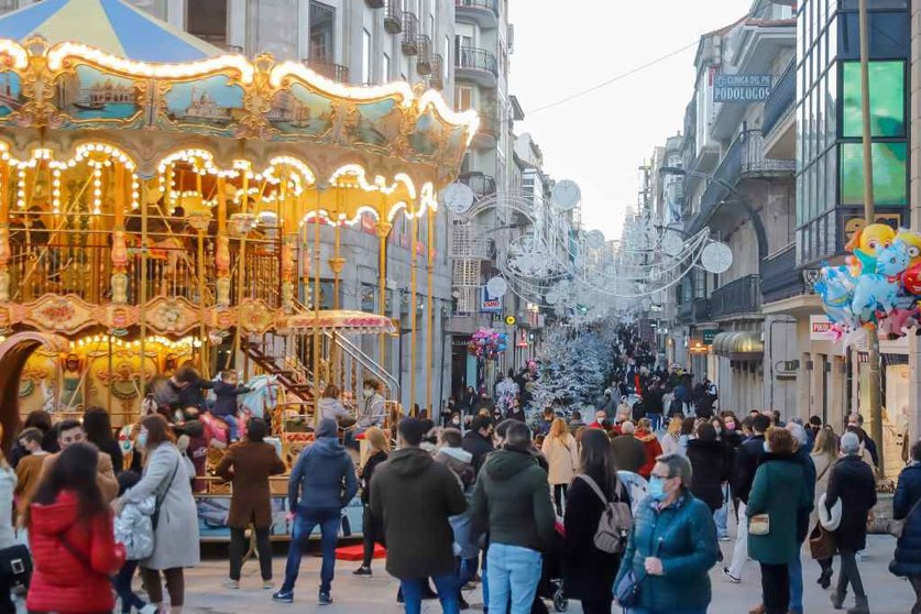 Grupos de xente nunha rúa galega durante o pasado nadal. (Foto: Europa Press