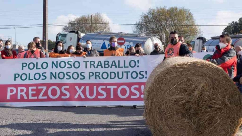 Protesta do sector agrogandeiro ante as instalacións de Larsa en Outeiro de Rei o pasado 16 de novembro (Foto: Carlos Castro / Europa Press).