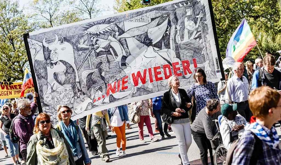 EuropaPress_2082467_22_april_2019_georgia_hamburg_people_march_with_banner_bearing_the_image_of