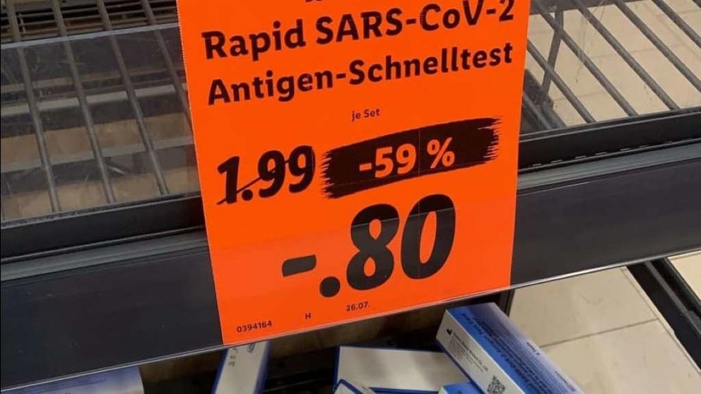 Venda de tests de antíxenos nun supermercado alemán (Foto: @mariaytodos/Twitter).