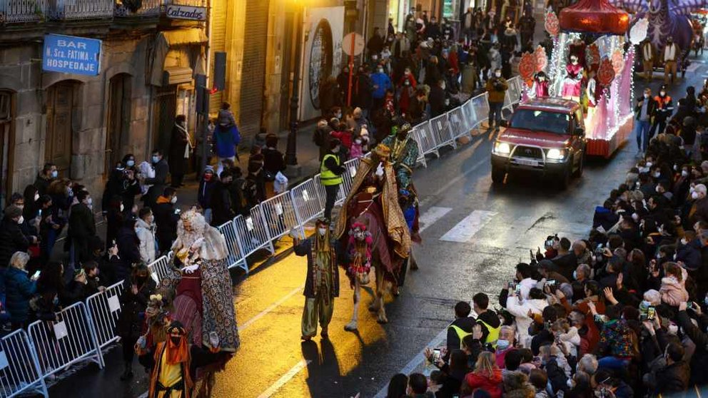 Os magos sobre os dromedarios no desfile desta cuarta feira en Ourense. (Foto: Rosa Veiga / Europa Press)