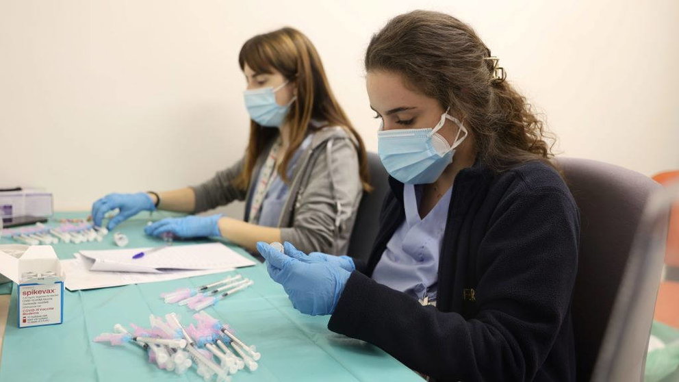 Sanitarias preparan a vacina para as crianzas en Madrid. (Foto: Eduardo Parra / Europa Press)