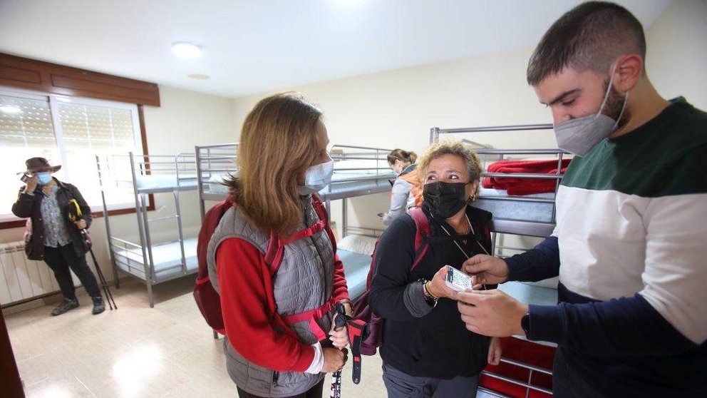 Unha peregrina amosa o seu certificado covid nun albergue, o pasado mes de outubro. (Foto: Salomé Montes / Europa Press)