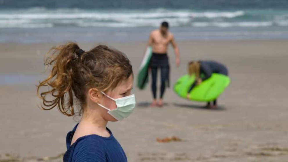Unha nena leva unha máscara na praia das Salseiras, no municipio da Laracha (Foto: M. Dylan / Europa Press).