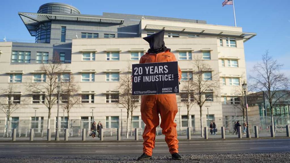 Un home manifestándose en Berlín polo fechamento do cárcere, o pasado sábado (Foto: Joerg Carstensen/DPA).