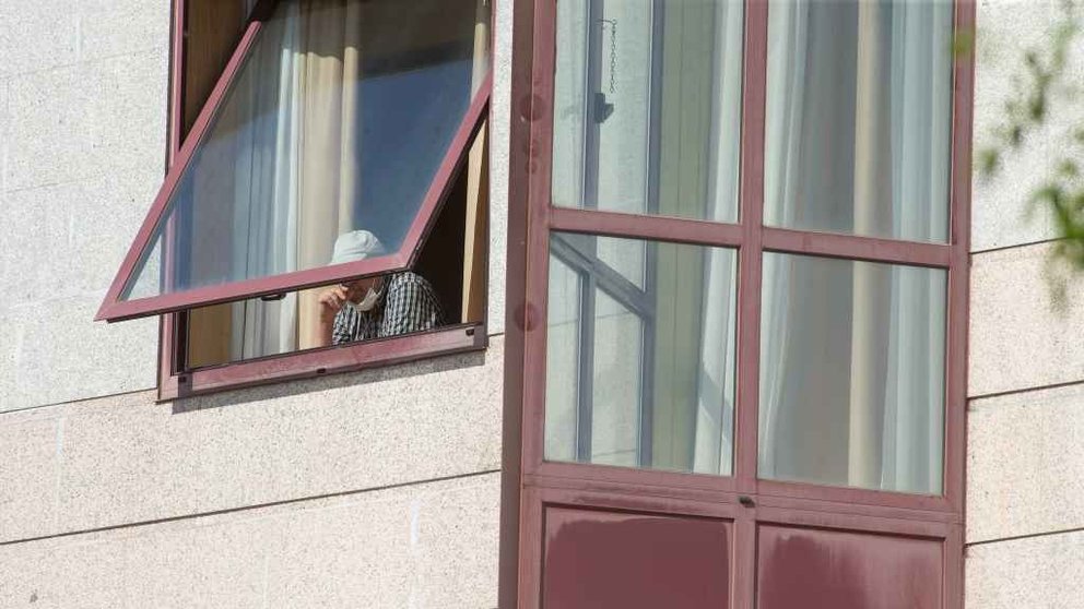 Unha persoa asoma pola xanela da residencia de maiores DomusVi de Outeiro de Rei (Foto: Carlos Castro/Europa Press).