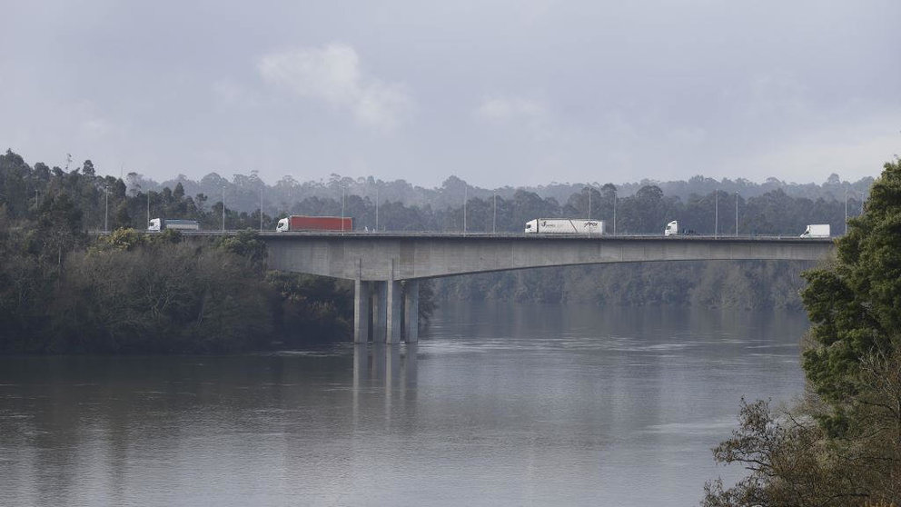 Tráfico na ponte que conecta Tui e Valença. (Foto: Marta Vázquez Rodríguez / Europa Press)
