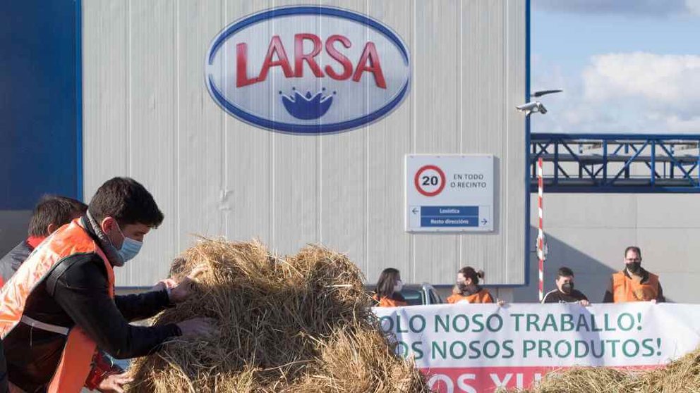 Protesta de gandeiros e gandeiras o pasado 16 de novembro ante a planta de Larsa, do grupo Capsa Food, en Outeiro de Rei (Foto: Carlos Castro / Europa Press).