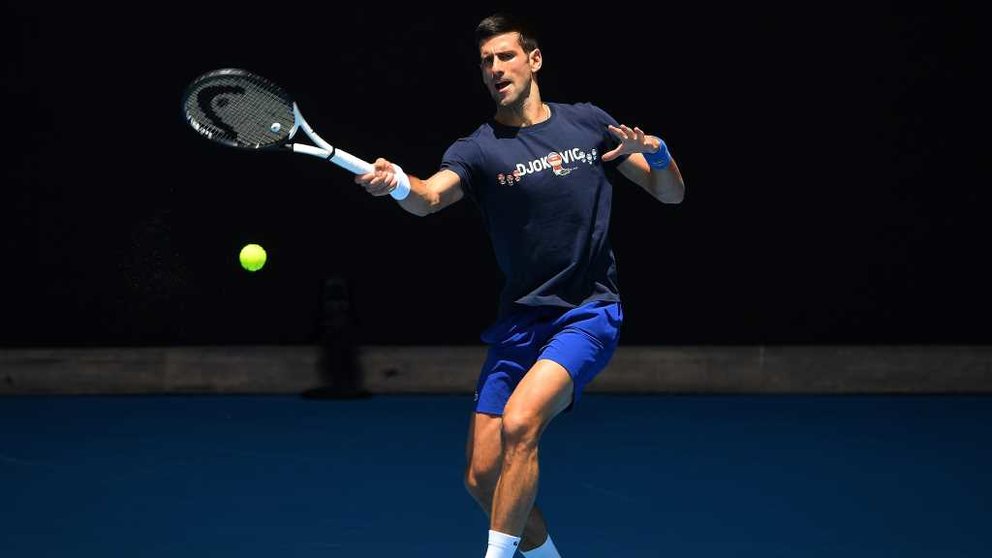 O tenista Novak Djokovic, adestrando nas pistas de Melbourne a pasada cuarta feira (Foto: AAPIMAGE/DPA).