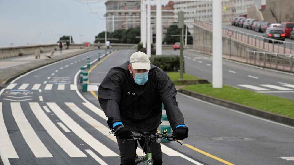 Un home pasea pola Coruña en bicicleta (Foto: Europa Press).