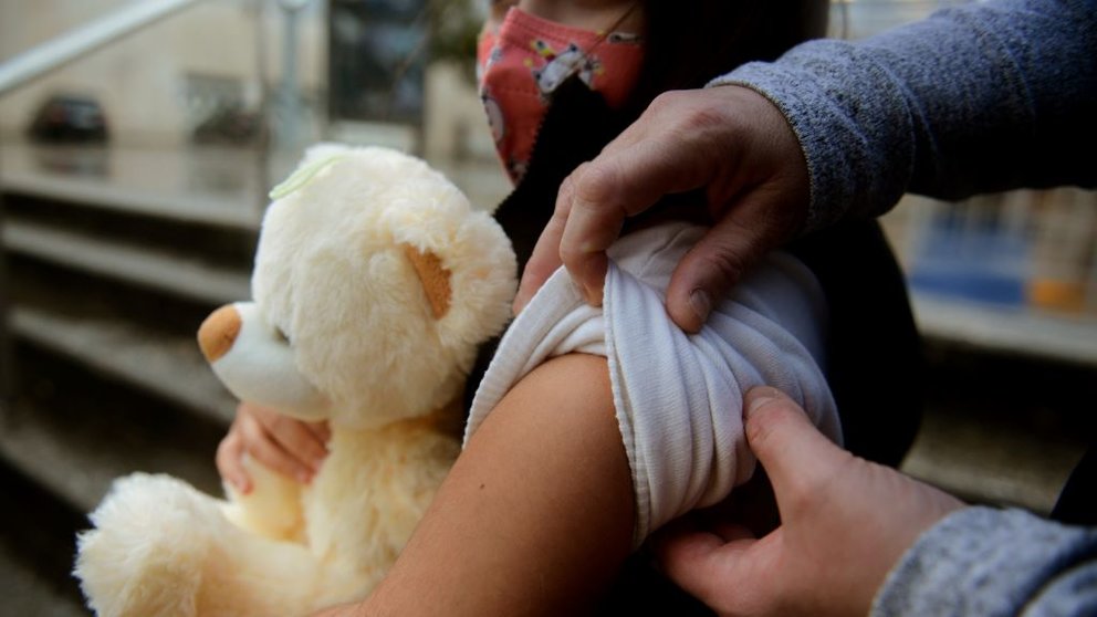 Unha nena prepárase para ser vacinada contra a Covid (Foto: Rosa Veiga / Europa Press).