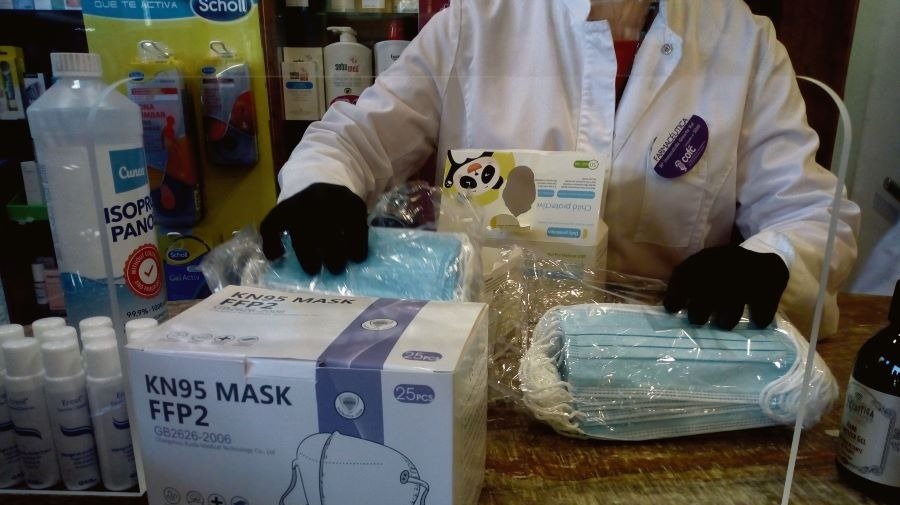 Unha farmacéutica amosa distintos tipos de máscaras. (Foto: Raquel C. Pérez)