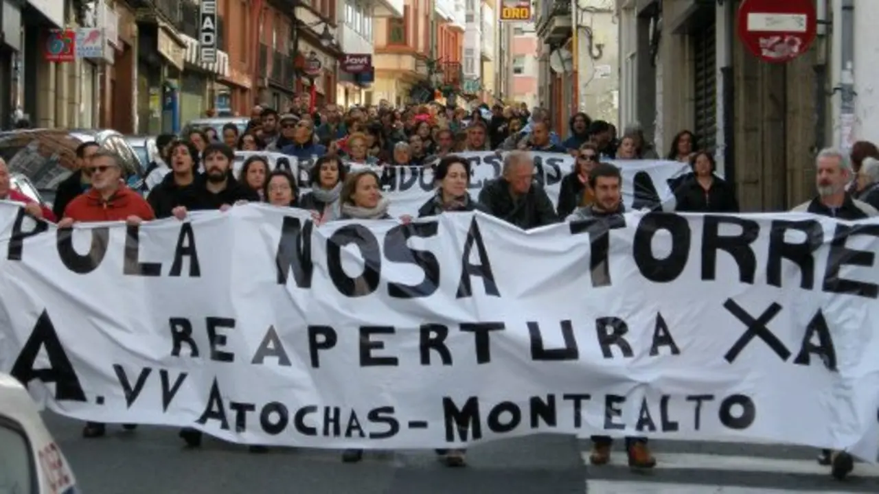 Manifestaci&oacute;n veci&ntilde;al pola reapertura da Torre de H&eacute;rcules