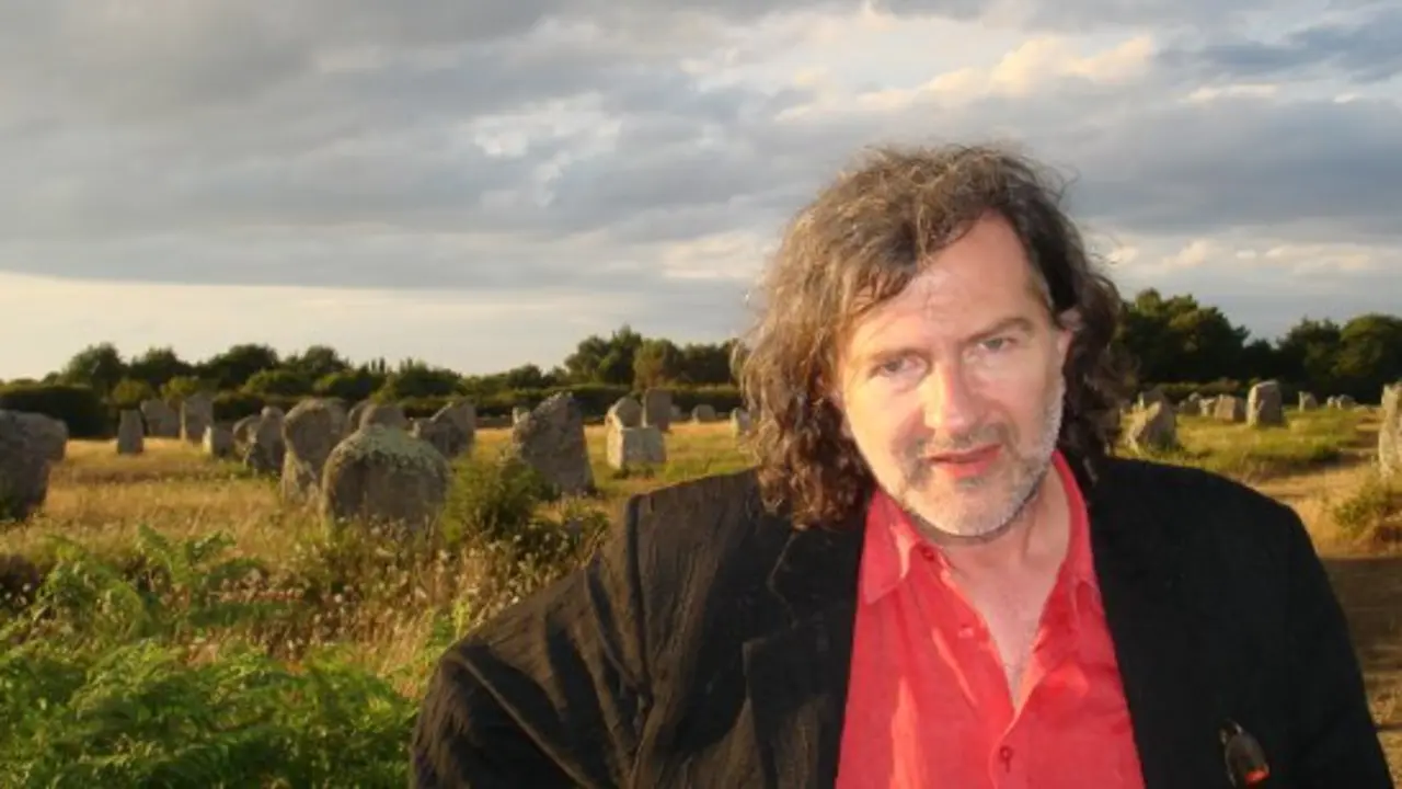 Claudio Rodr&iacute;guez Fer ante os menhires de Carnac