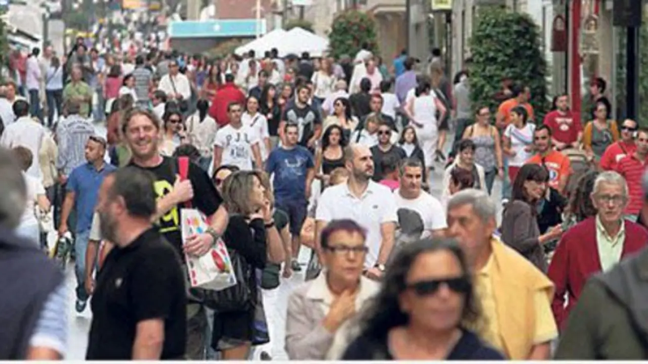 Xente nunha c&eacute;ntrica r&uacute;a de Vigo. (Foto: Europa Press)