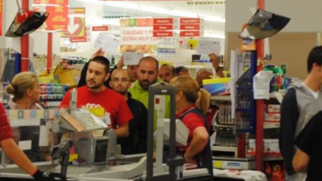 Acci&oacute;n simb&oacute;lica de parad@s nun supermecado de Ferrol
