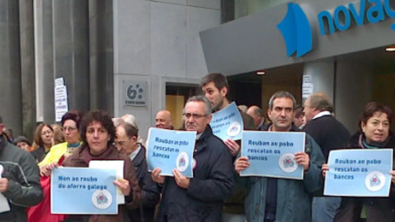 Protesta diante de Novagalicia Banco
