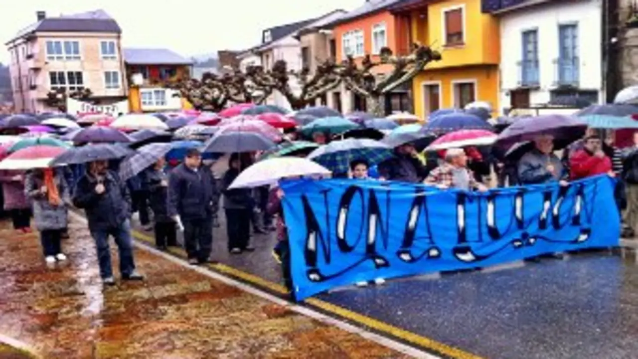 Manifestaci&oacute;n contra a moci&oacute;n en Vilamart&iacute;n