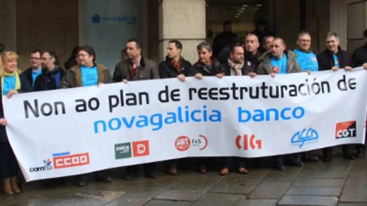 Concentraci&oacute;n &aacute; sa&iacute;da da reuni&oacute;n con Novagalicia Banco