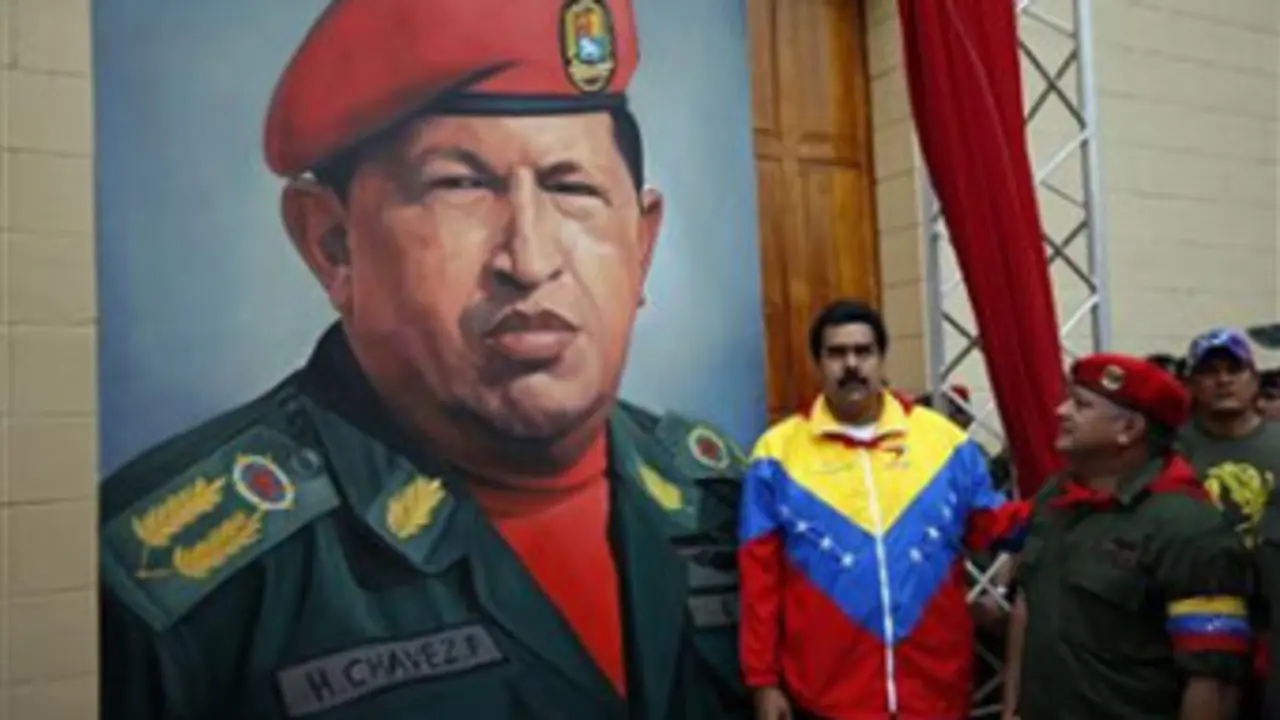 Nicol&aacute;s Maduro e Diosdado Cabello fronte a imaxe de Ch&aacute;vez