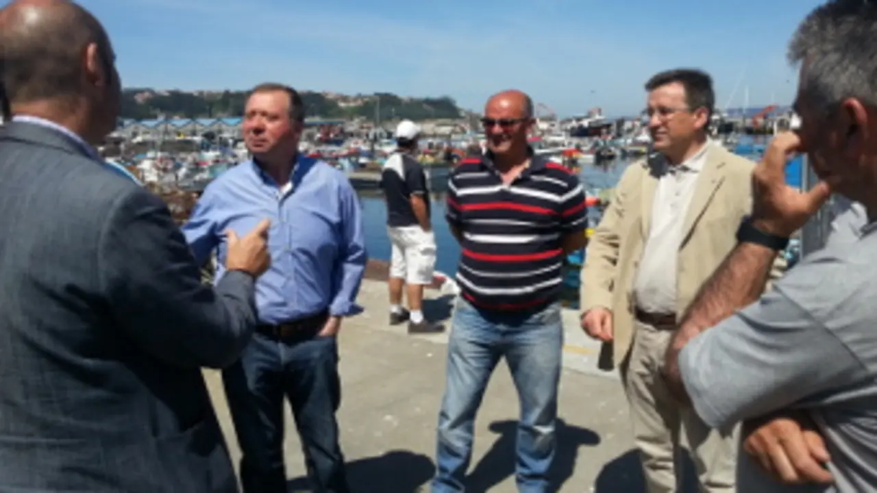 Xavier Vence con mari&ntilde;eiros de Bueu durante a xornada