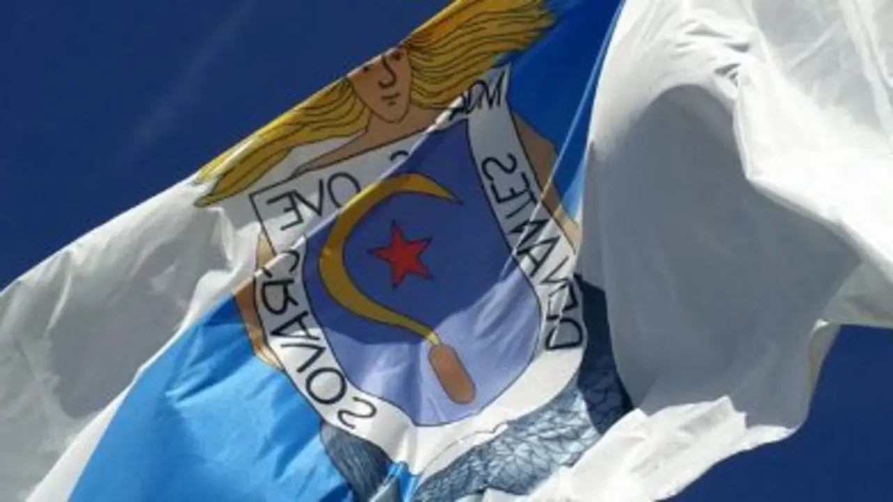 Bandeira galega co escudo dese&ntilde;ado por Castelao