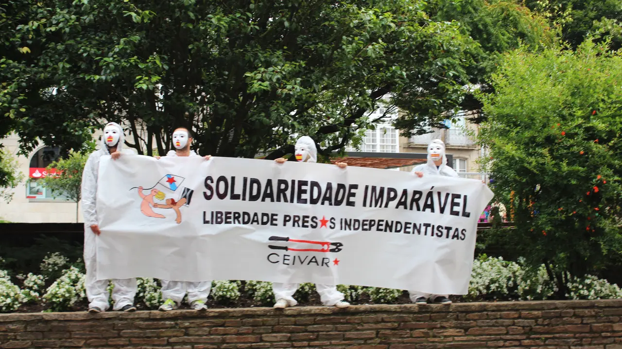 Militantes de Ceivar ao paso da manifestaci&oacute;n pola Praza Galiza