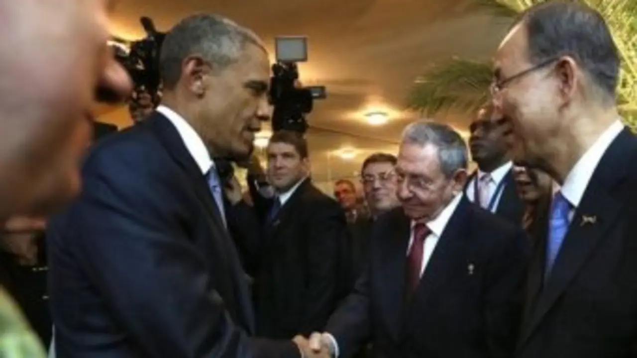 Sa&uacute;do entre Castro e Obama (Foto: CubaDebate)
