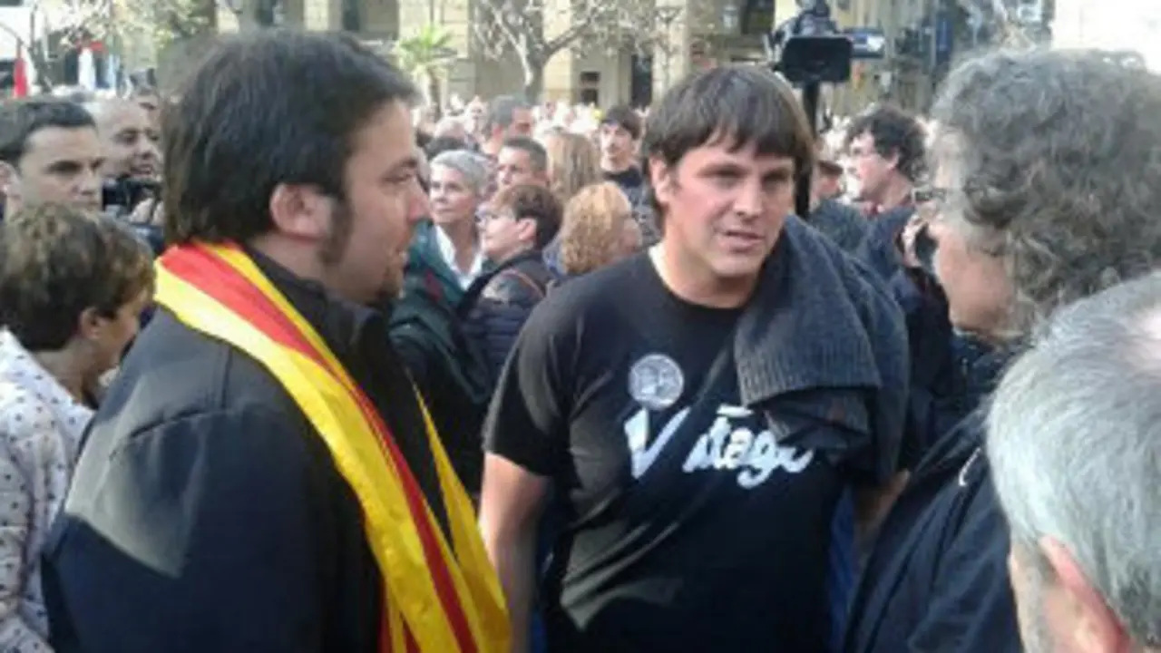[Imaxe: @Eva_Gene]Hodei Otegi, fillo de Otegi, conversa con Joan Tarda