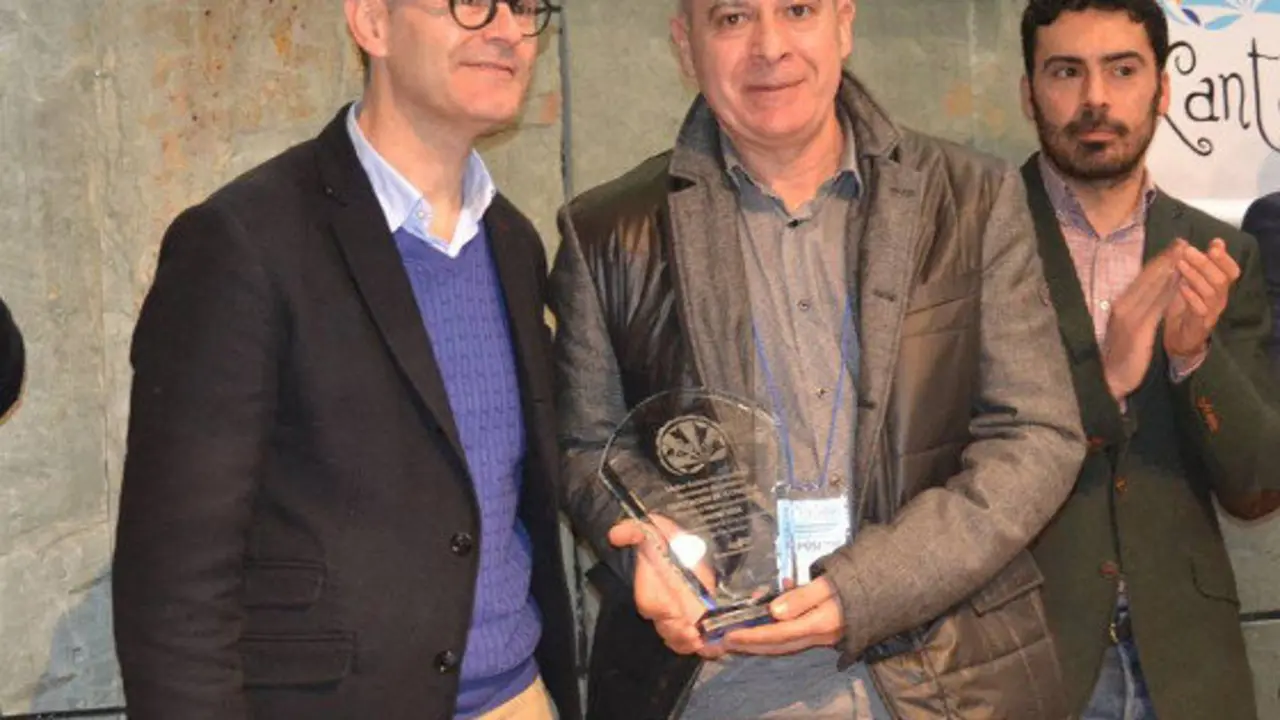 Xos&eacute; Regueira recibe o premio Xantar da man do alcalde de Ourense, Jes&uacute;s V&aacute;zquez