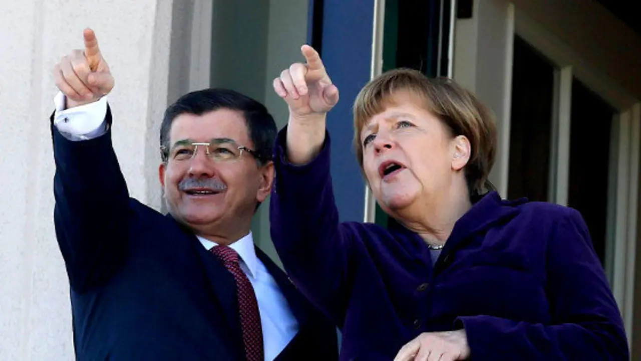 Turqu&iacute;a e Alema&ntilde;a defenden a incorporaci&oacute;n da NATO &aacute; xesti&oacute;n da crise de refuxiadas