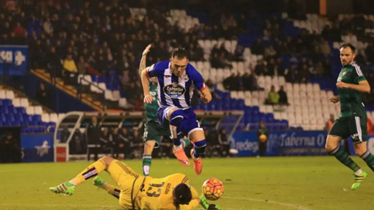 [Imaxe: RCD] Lucas P&eacute;rez, no partido contra o Betis
