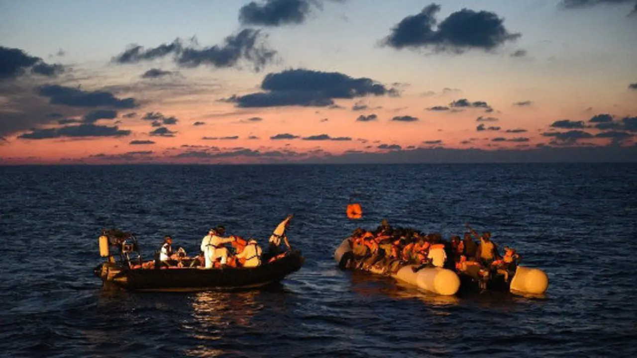 [Imaxe: Sara Creta/MSF] Resgate de refuxiadas no Mediterr&aacute;neo